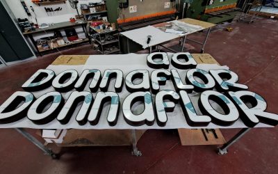 LETTERE SCATOLATE A LUCE CON BORDI DI CONTENIMENTO