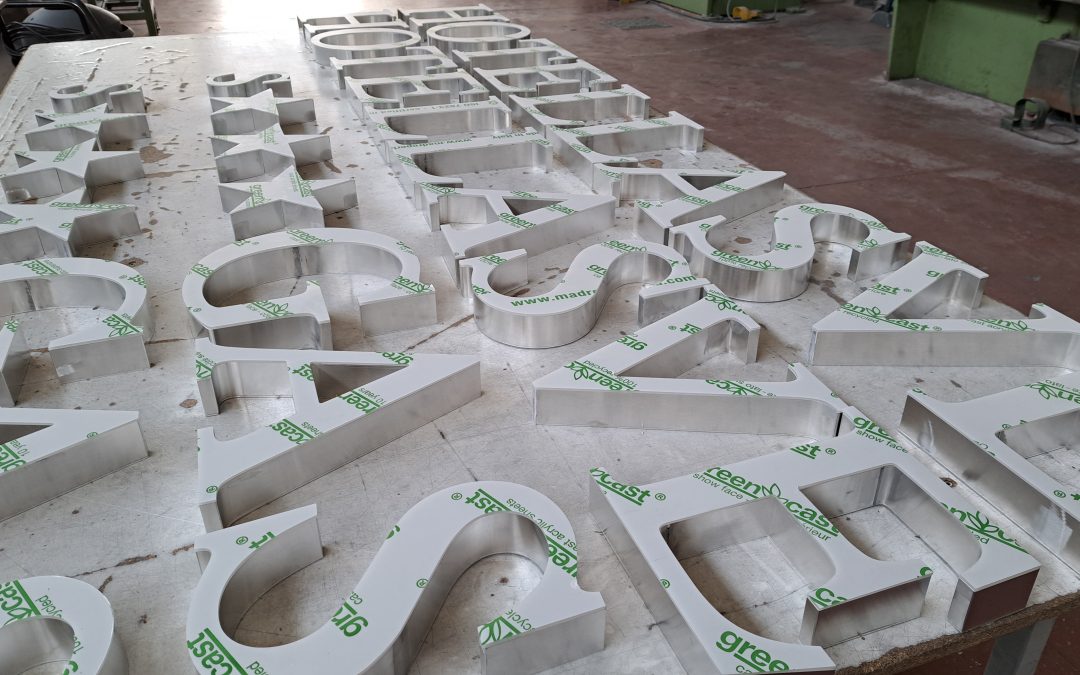 LETTERE SCATOLATE A LUCE DIRETTA FRONTE VISTA