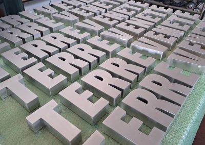 Produzione insegne luminose personalizzate Treviso